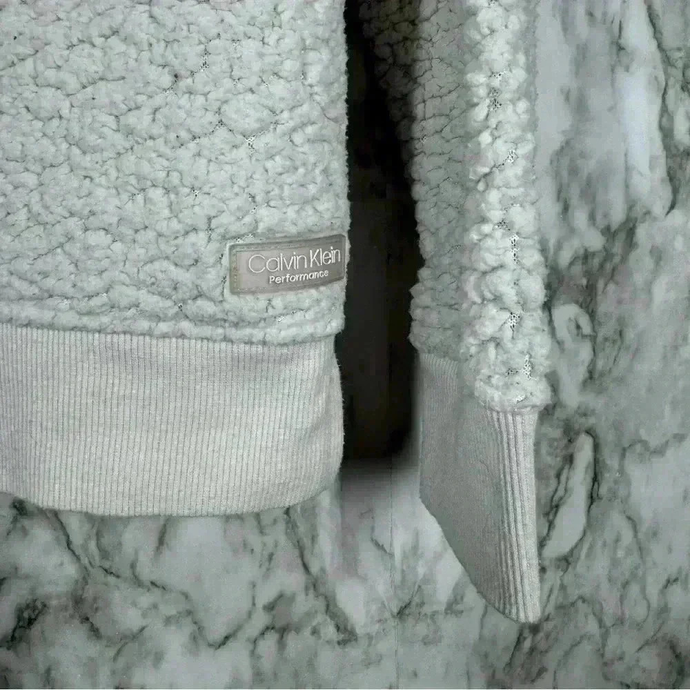 Calvin Klein Fluffy White Fleece Pull Over Sweat Shirt Long Sleeve - Size XS - Picture 4 of 5